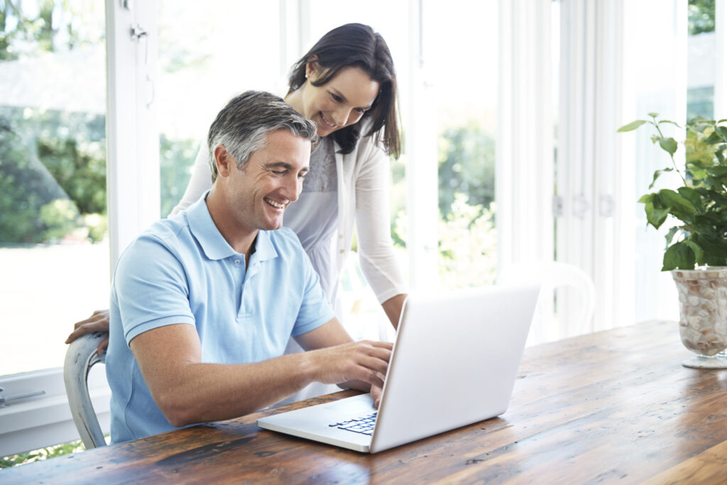 Consultants 95 couple on laptop iStock 000057360150